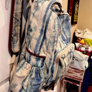 Super cute Billabong backpack. Used only one year. In great condition. Clean!